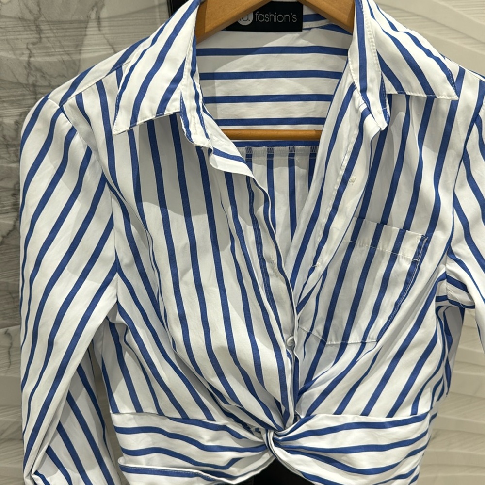 Lu. Fashion’s blue and white crop top with sleeves. small